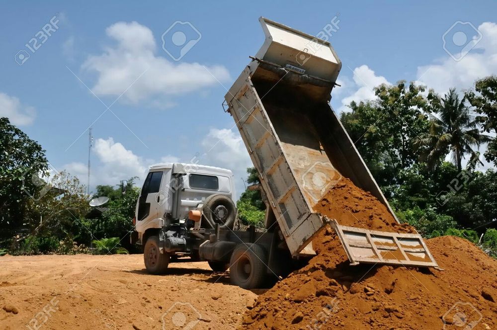 Piatra gri concasata, nisip, pamant gazon, margaritar