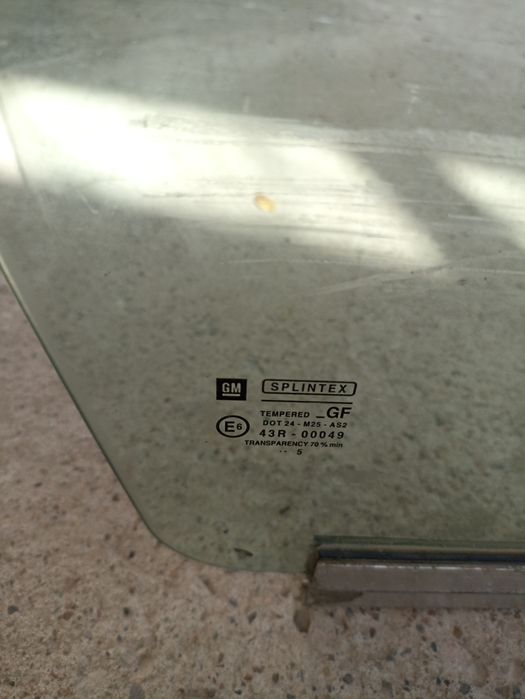 Правое переднее стекло Опель вектра