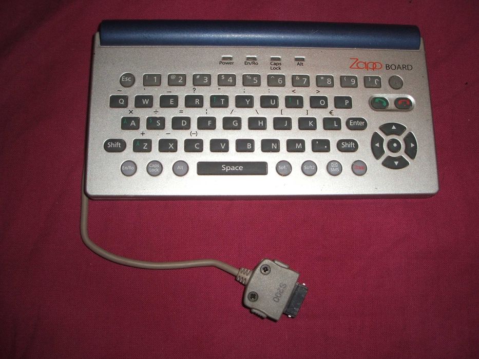 Tastatura de atasat la telefon, Sony.