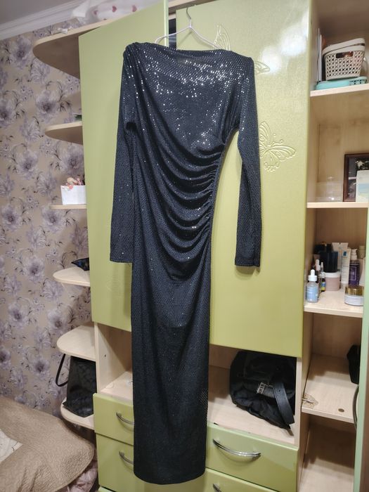 Платье женское в паетках.