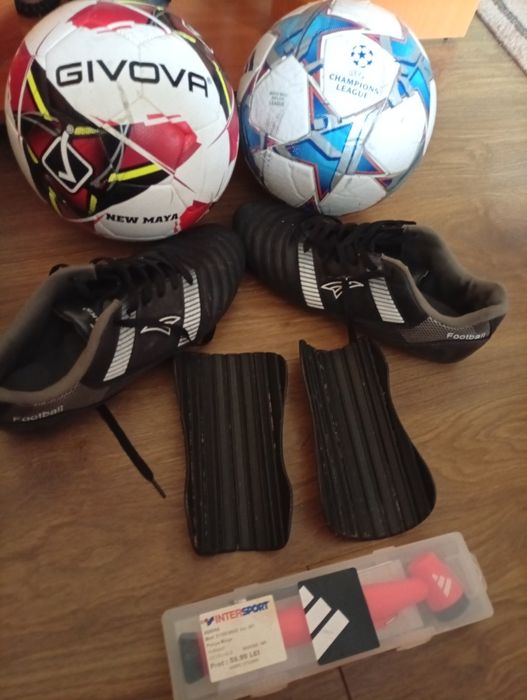 Vând gete fotbal mărime 43 pompă unflat minge mingi originale Adidas .