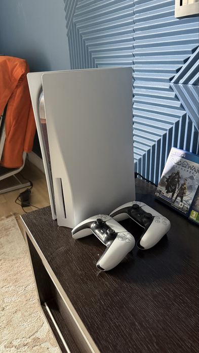 Playstation 5 и два джойстика с играми