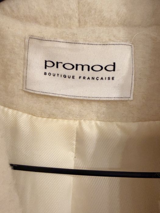 Бяло вълнено палто