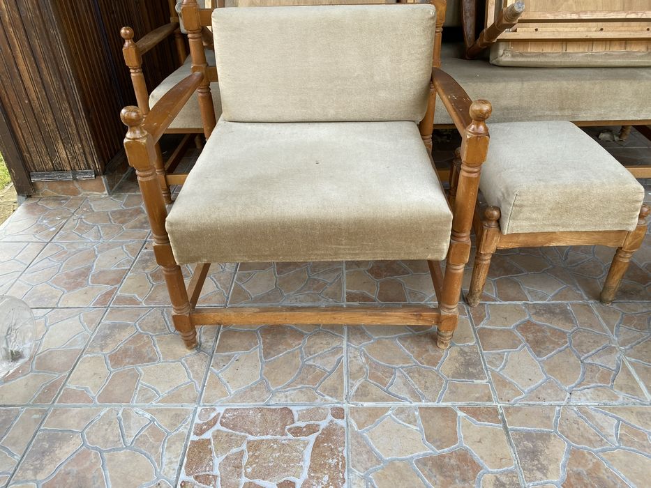 Продавам дървени мебели- :диван,фотьойли и табуретки