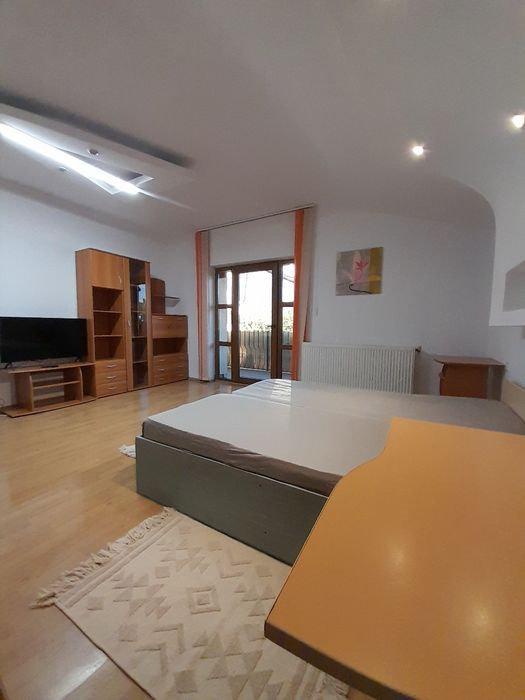 Proprietar Ofer spre închiriere camera în vilă,centru,lângă Palas