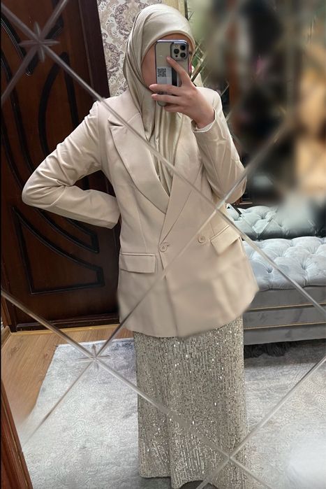 Бежевая юбка с пайетками