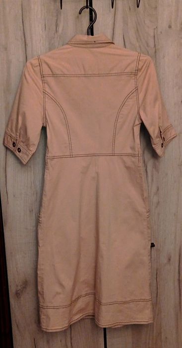 Rochie retro midi bej cu mâneci scurte și nasturi metalici