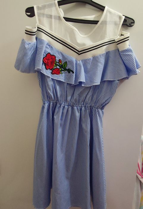 Ризена рокля с паднали рамена