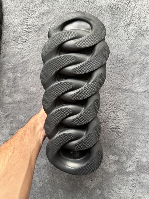 Versace chain reaction