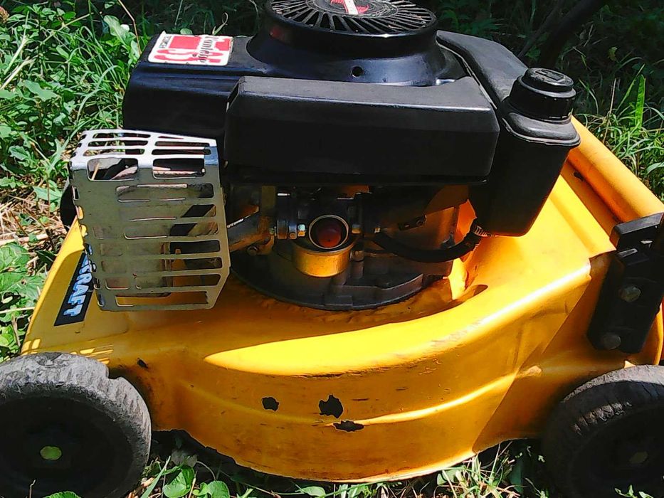 Бензинова косачка за трева с кошница.