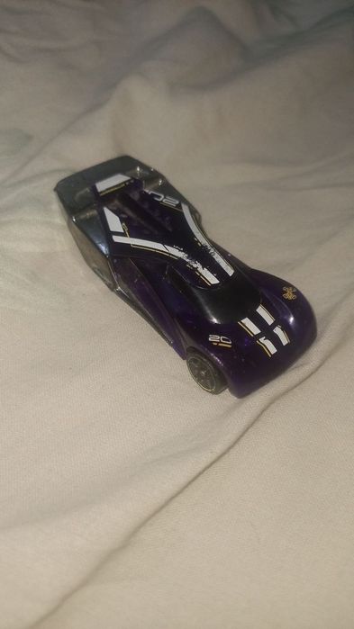 Продам 4 машинки hot wheels