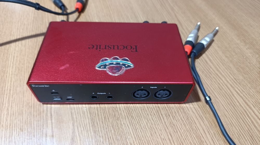 Focusrite Scarlett 2i2 Studio 4th Gen + Microfon + Căsti -  Ca Nou
