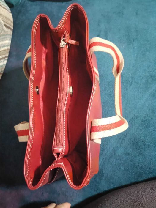 Vând geanta rosie