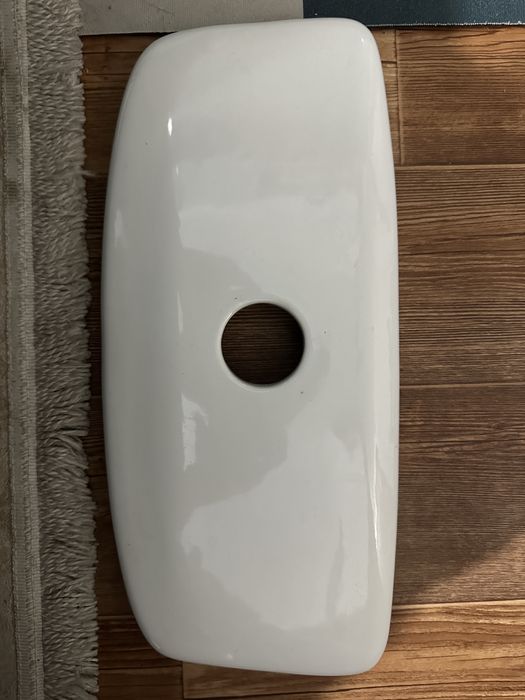 Крышка от бочка унитаза