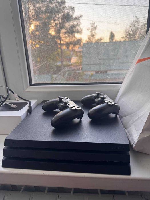 Sony PlayStation 4 Pro 1TB + 2 оригинальных джойстика