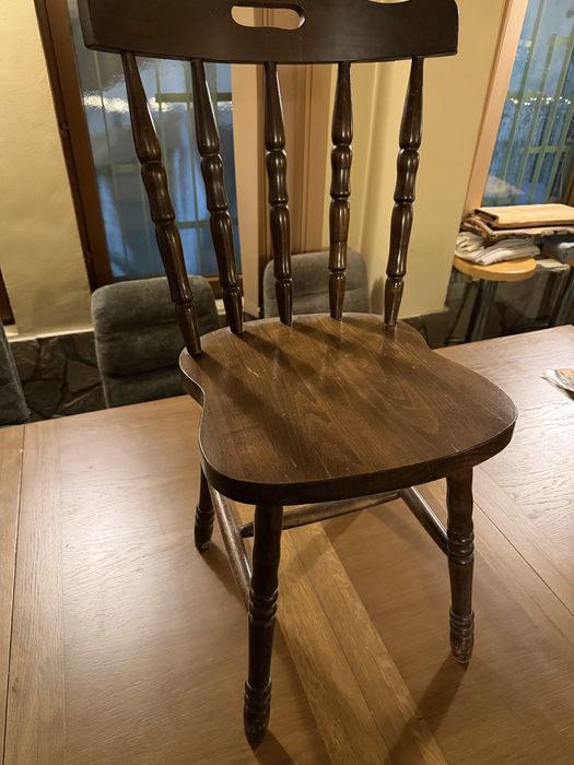 Дъбови масивни столове 16 броя.