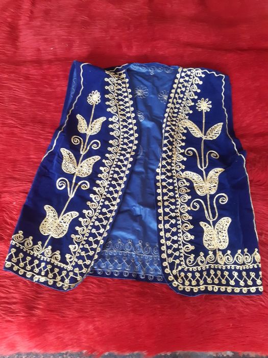 Елек без ръкави бродиран