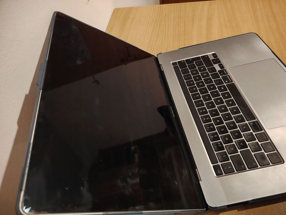 MacBook Pro 2019 Intel i9 32GB RAM DDR4 AMD Radeon 5500M 8GB VRAM 1TB SSD NVMe 16 inch Retina A2141
