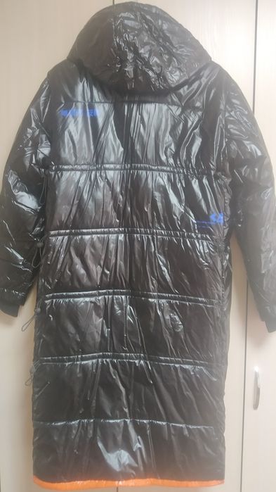 Черный зимний пуховик