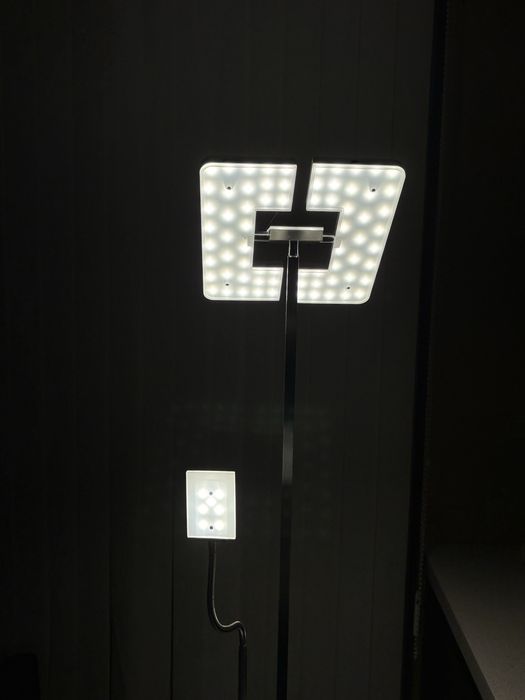 Настолна лампа (въртящи глави)