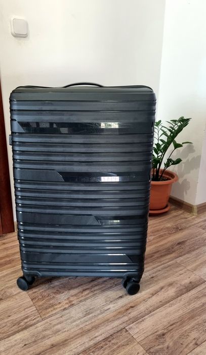 Продам чемодан среднего размера.