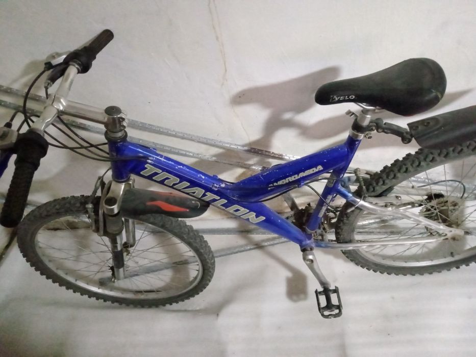 Велосипед синего цвета