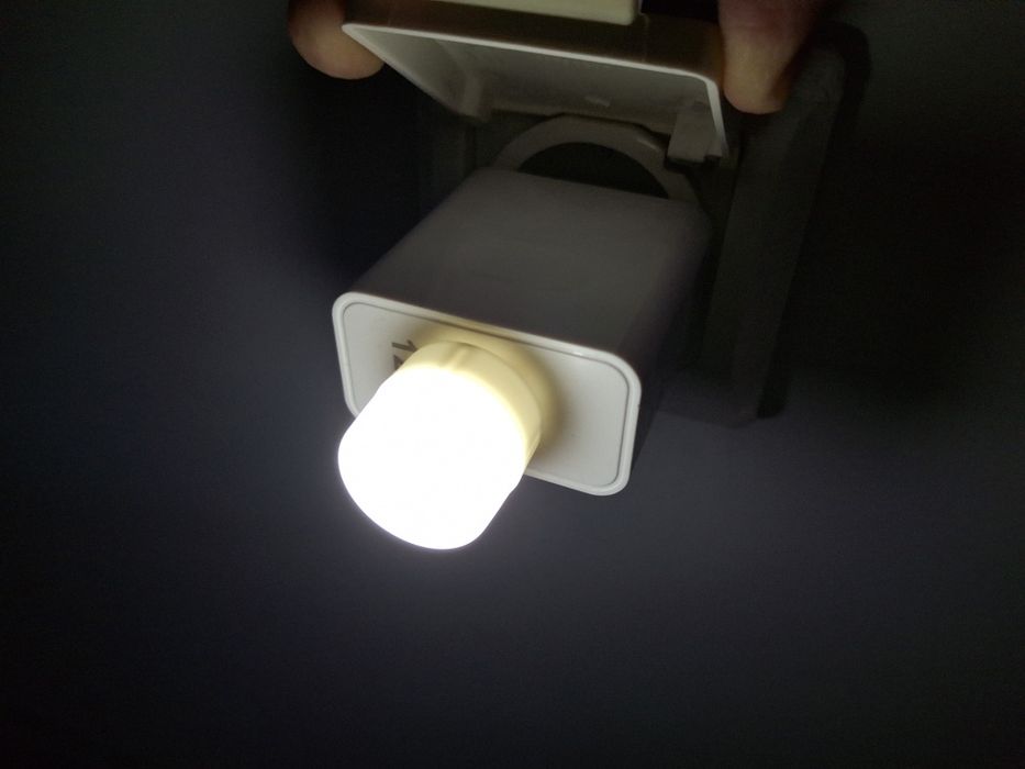 Компактна нощна LED лампа с USB