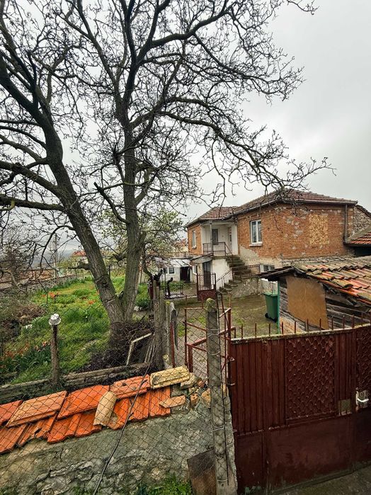 Къща с двор в с.Здравец