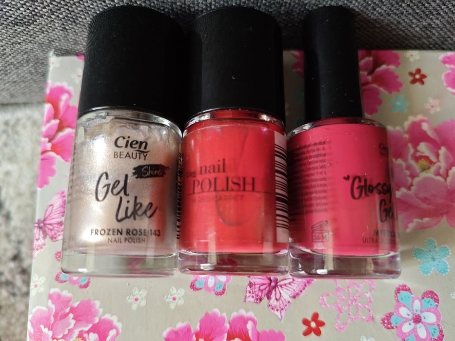 Vând lot oja pentru unghii