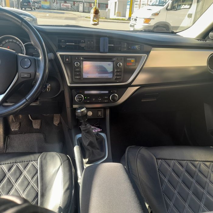 Продавам Тойота аурис