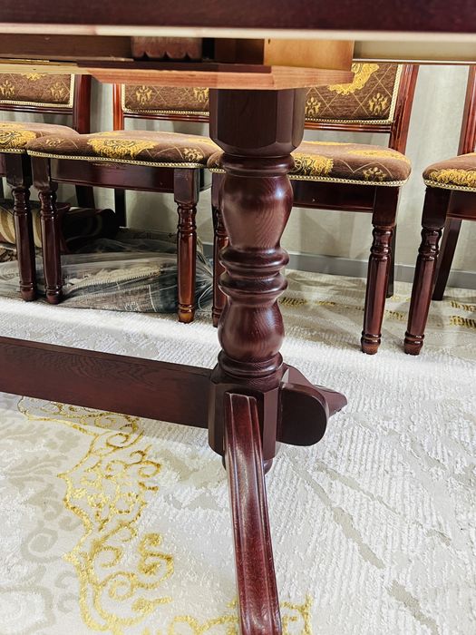 Стол и стулья гостинные