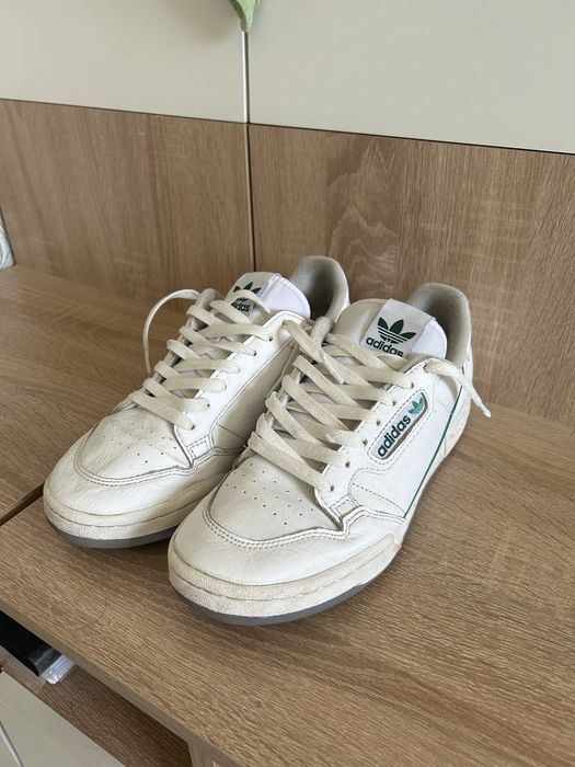 Белые кроссовки Adidas
