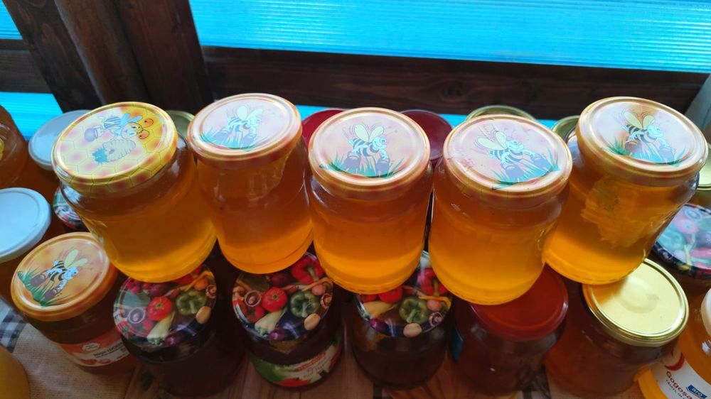 Vând miere de salcâm, tei, rapiță și floarea soarelui!