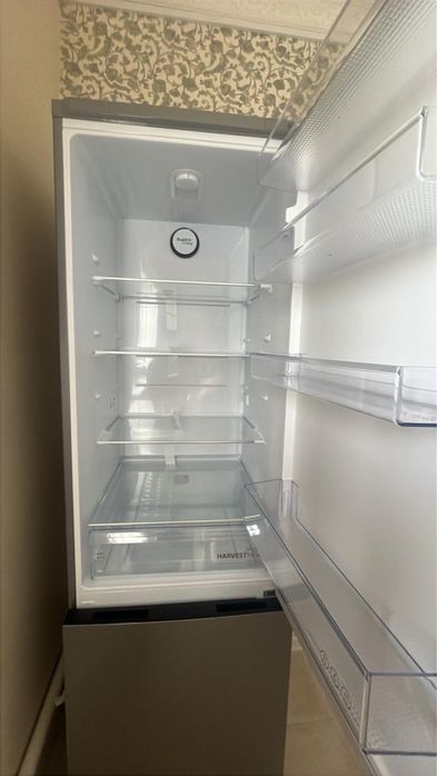 серебристый двухкамерный холодильник Beko