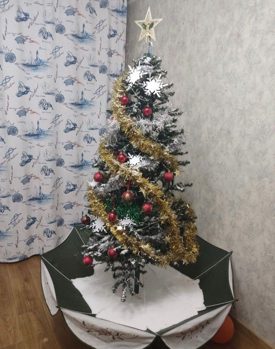 Ёлка с падающим снегом