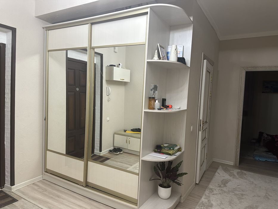 Купе шкаф, екі есікті, іші кең, үлкен