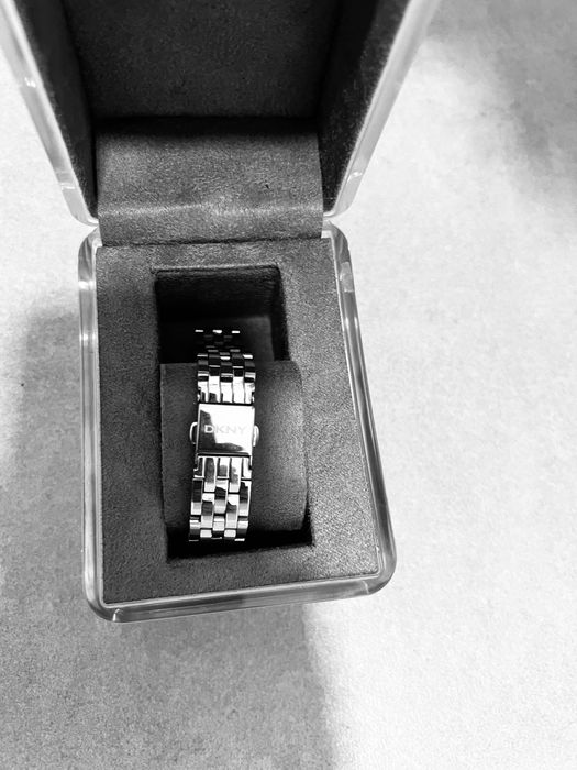 Ceas dama DKNY cu bratara argintie