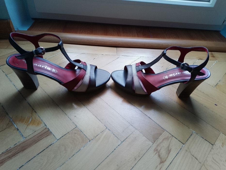 Sandale de piele, marime 38 si 36, stare foarte buna, 22  lei perechea