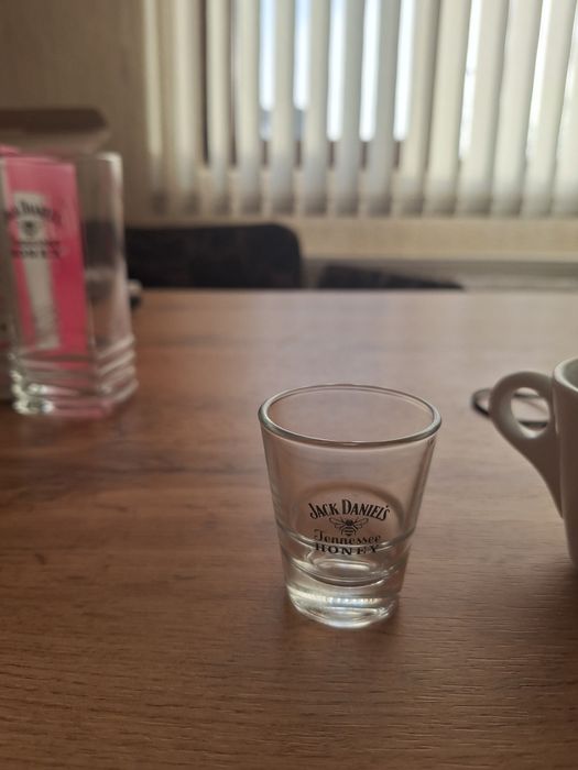 Чаши различни видове , чаша за кафе и кутия за кафе