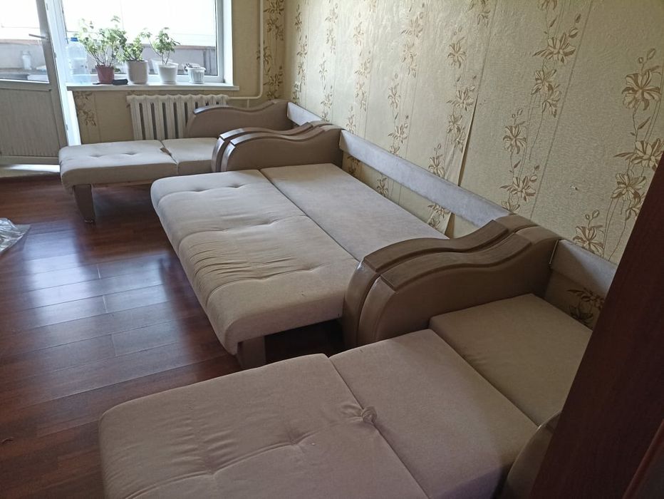 Продам диван с двумя креслами