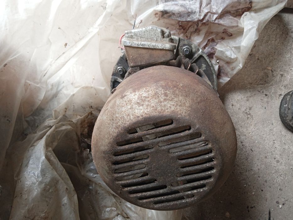 Motor electric trifazat comunist