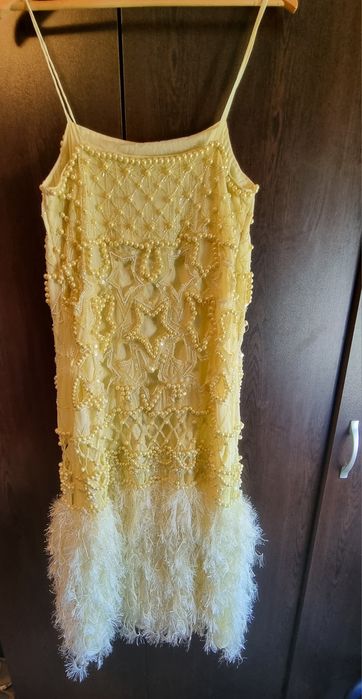 Rochie Asos, împodobită cu perle și pene.