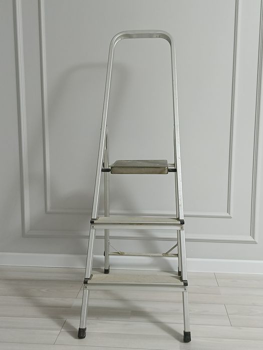 Продам стремянку б у ,3 ступеньки,