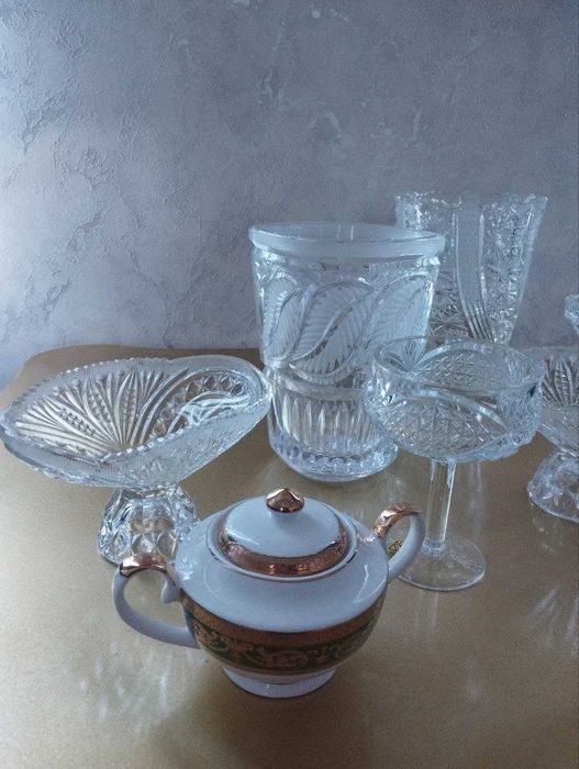Хрустальные рюмки, вазы, салатницы