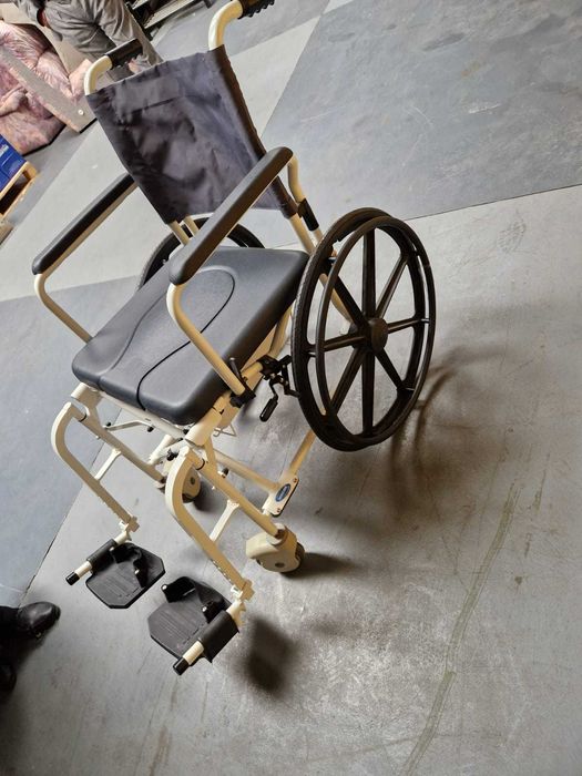 Vând scaun cu rotile pliabil