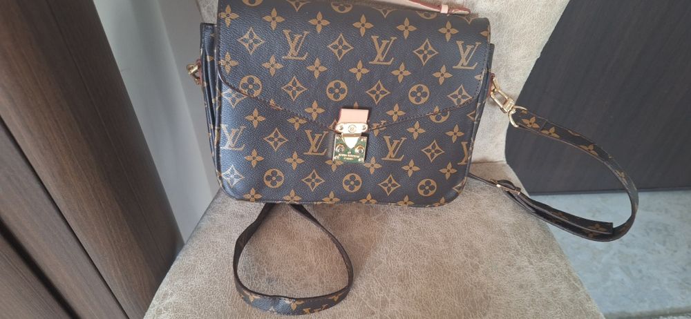 Geanta Louis Vuitton Metis
Realizata din Piele Naturala si Canvas Cali