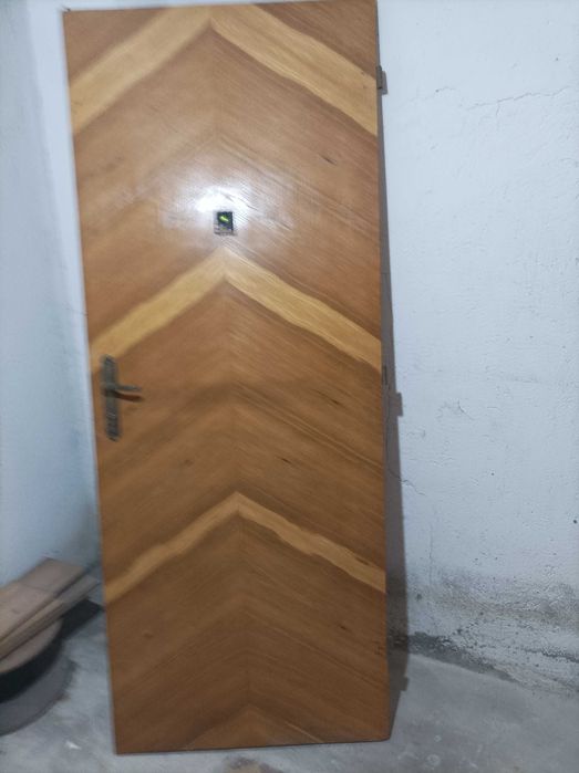 Vând foaie ușă din stejar și 4 foi uși lemn