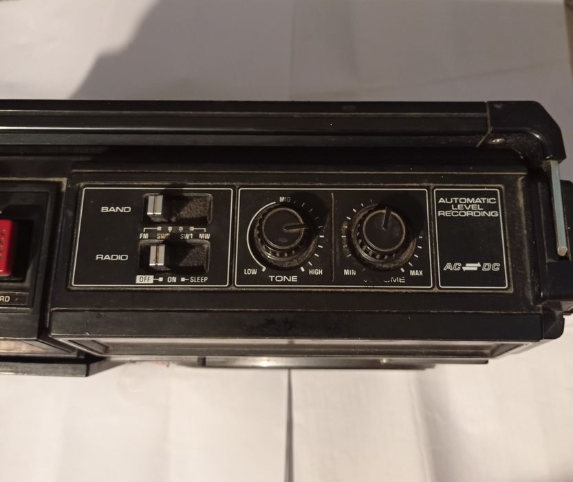 Vând/Schimb Radio-Casetofon,SANYO.Merge doar pe radio,pe casetă bâzâie