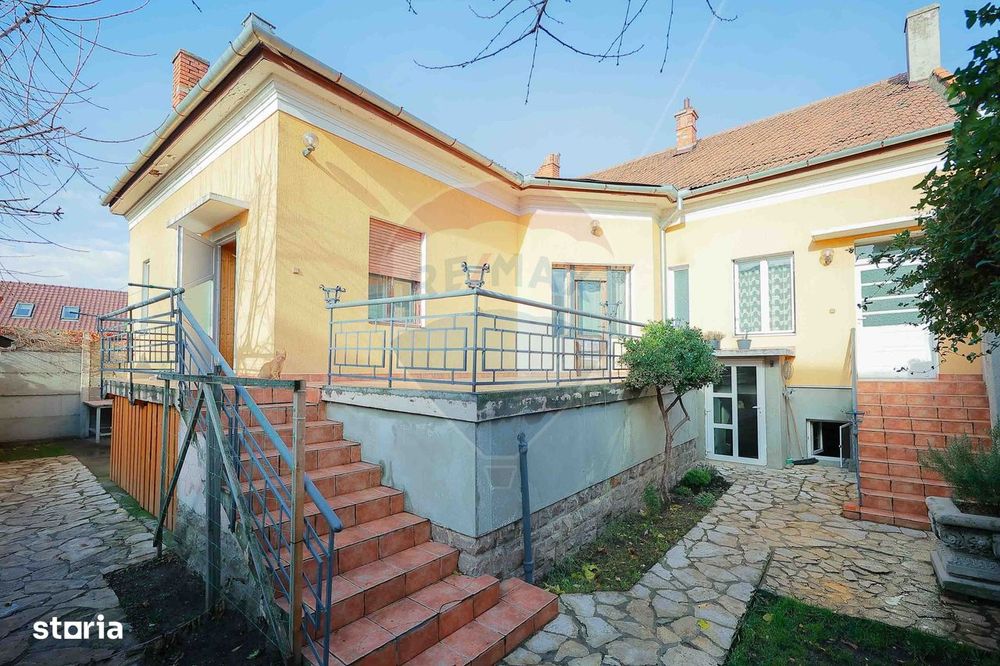 Casă Evreiască de Vânzare, Singur în Curte în zona Ultracentral