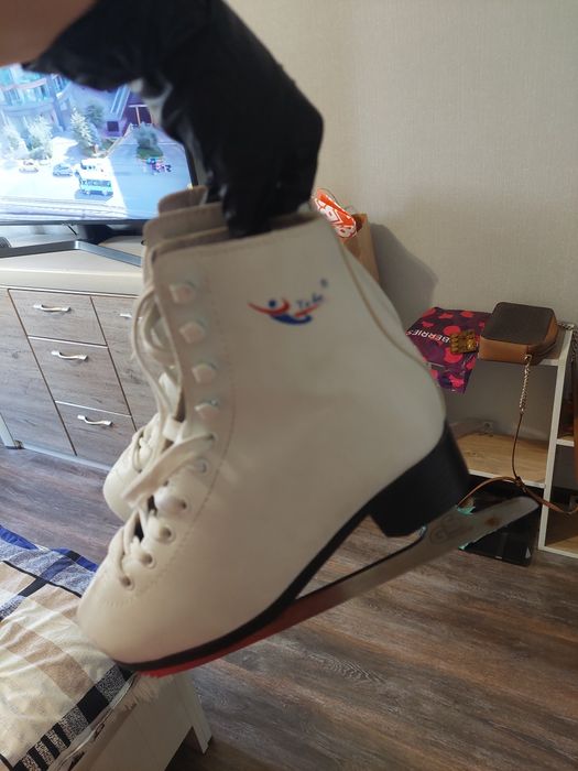 Коньки 35 р .белые